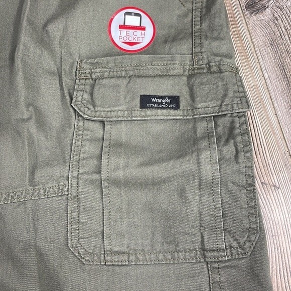Wrangler Five Star Epic Soft Relaxed Fit Cargo Shorts Size 44 With 10” Inseam - Picture 4 of 10